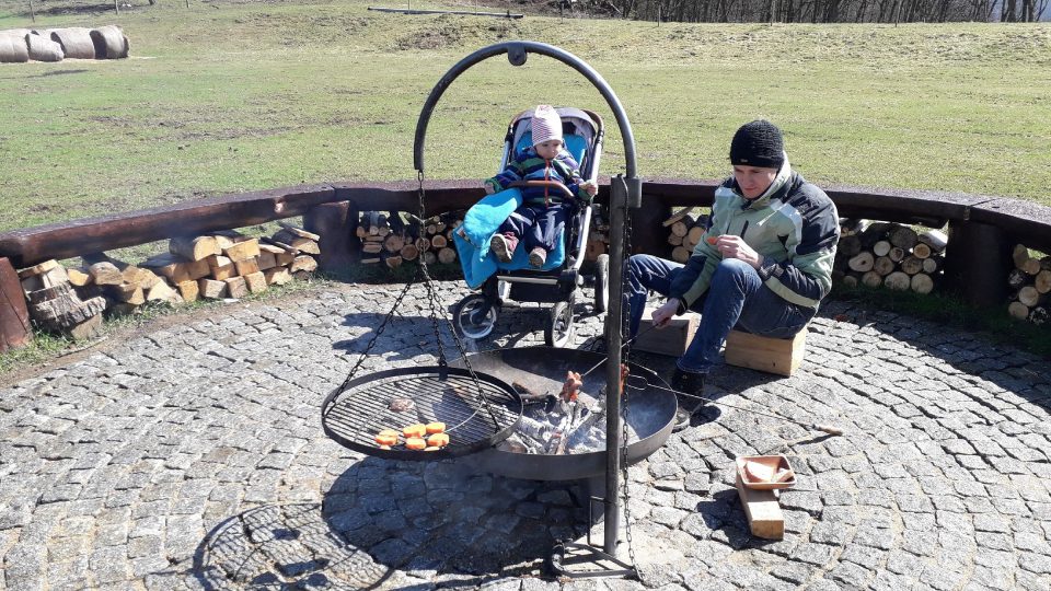 Opéct buřty si na skrytínské louce může každý