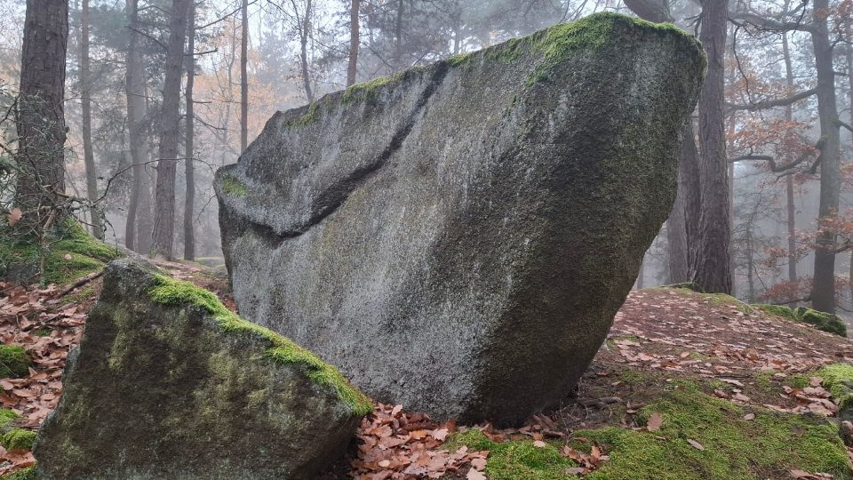 Boží kámen působí jako zkamenělá loď