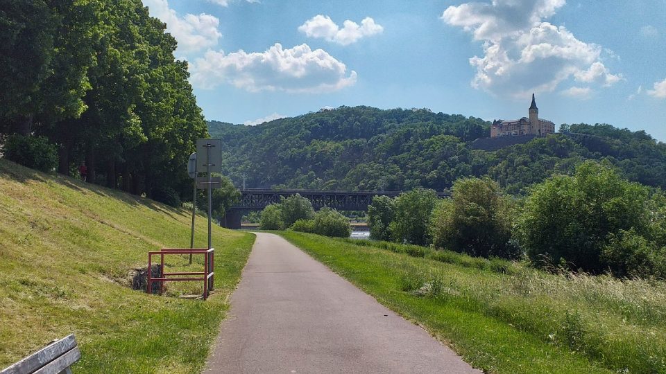 Labská cyklostezka s pohledem na Větruši