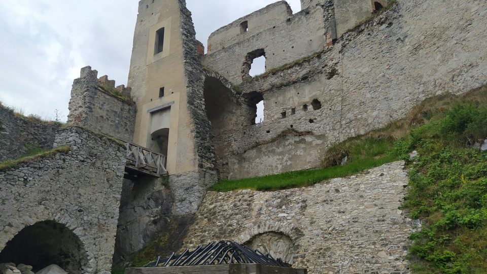 V hradním areálu objevíte i středověkou studnu