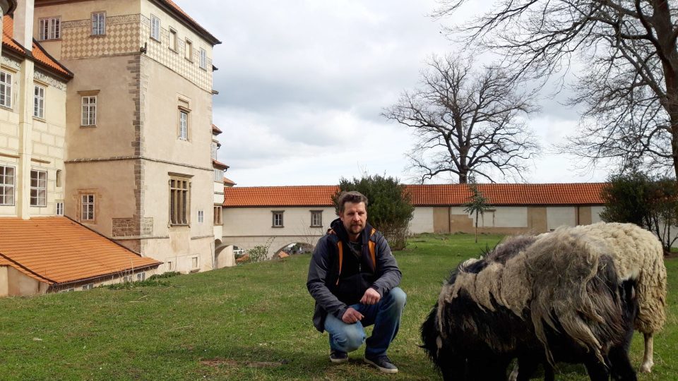 K zámku Brandýs nad Labem patří i rozhlehlé zahrady a zámecký příkop. Díky hospodářským zvířatům je tam stále živo