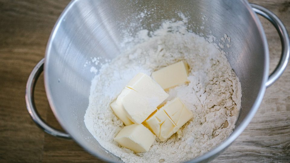 Máslo na těsto musí být studené a nakrájené na menší kousky | foto: Jana Volková Máslo na těsto musí být studené a nakrájené na menší kousky