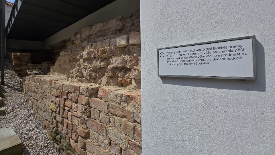 Základy dolní Rybářské branky, kde už v minulosti sloužila pěší spojnice mezi městem a předměstím | foto: Vladislava Wildová, Český rozhlas Základy dolní Rybářské branky, kde už v minulosti sloužila pěší spojnice mezi městem a předměstím