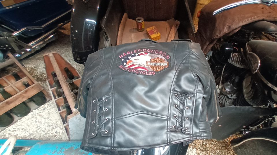 Kožená bunda. Nezbytný doplněk každého motorkáře | foto: Silvie Pospíšilová, Český rozhlas Kožená bunda. Nezbytný doplněk každého motorkáře