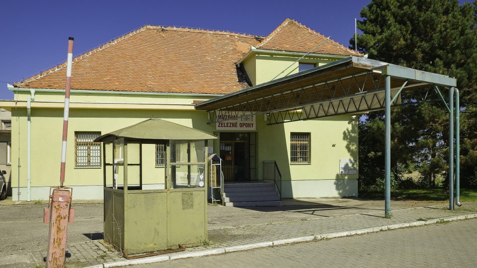 Muzeum se nachází nedaleko kolonády Reistna. Přímo u budovy je také autobusová zastávka Valtice-celnice