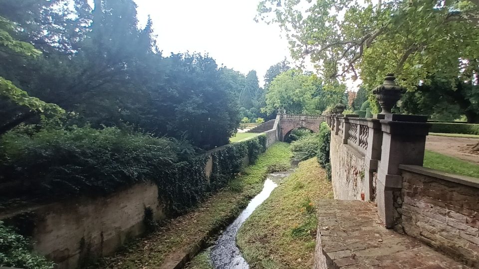 Zámecká zahrada má plno kouzelných zákoutí | foto: Silvie Pospíšilová, Český rozhlas Zámecká zahrada má plno kouzelných zákoutí