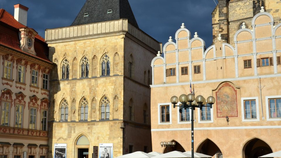 Procházku zahájíme u domu U Kamenného zvonu na Staroměstském náměstí, v němž se možná narodil Karel IV.