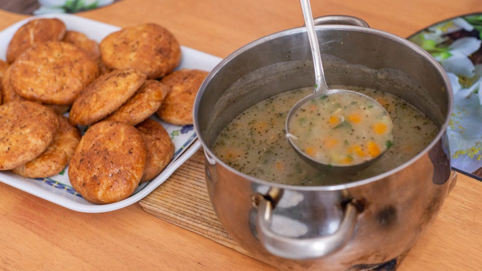 Bramboračka se škvarkovými plackami | foto: Martin Čuřík Bramboračka se škvarkovými plackami