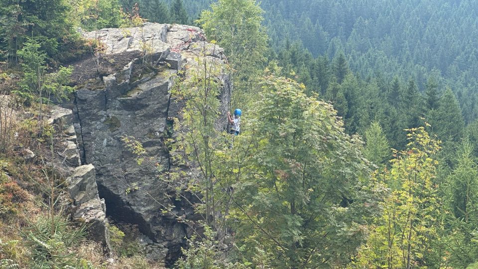 Jindřišské skály lákají pěší turisty i horolezce