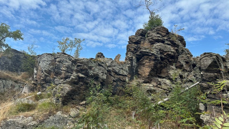 Žulová skaliska se nacházejí v nadmořské výšce přes 900 metrů