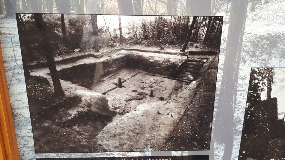 na panelech jsou dokumentální fotografie , které odhalují archeologické práce.jpg