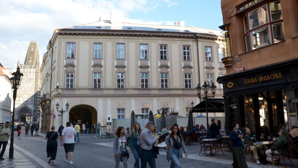 Celetná ulice, vpředu Pachtovský palác, za ním pasáž Paláce Broadway, vpravo dům U Černé Matky Boží