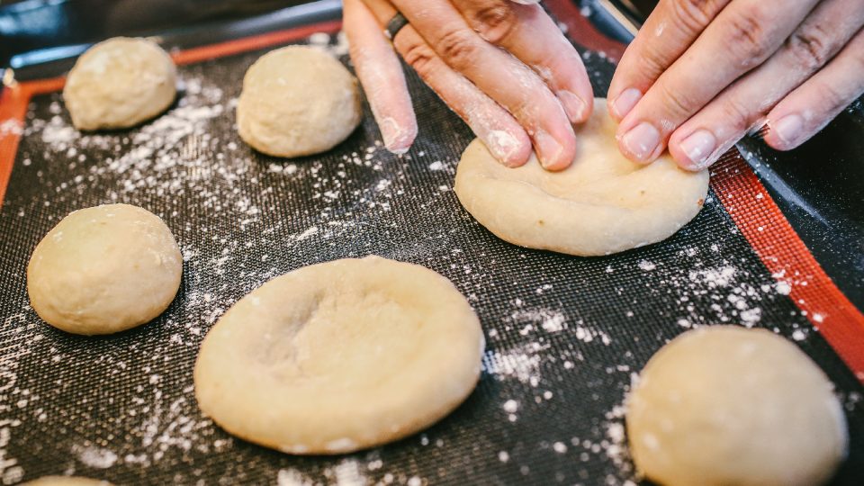 Z bochánků tvarujeme koláče