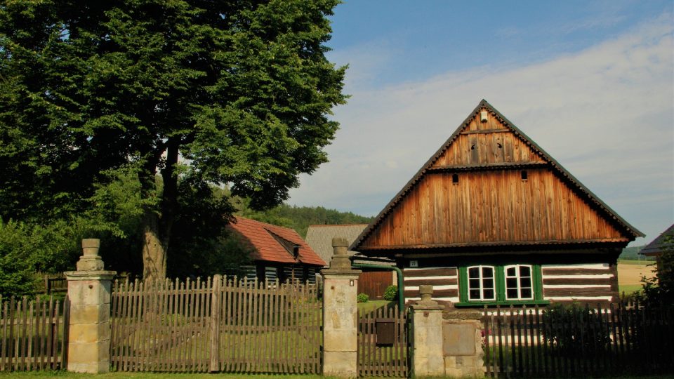 Přízemní roubenka v Hlásné Lhotě na Jičínsku