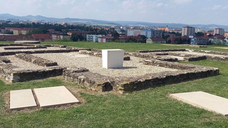 Nad Uherským Hradištěm se tyčí Výšina svatého Metoděje, na které kdysi stával velkomoravský chrám