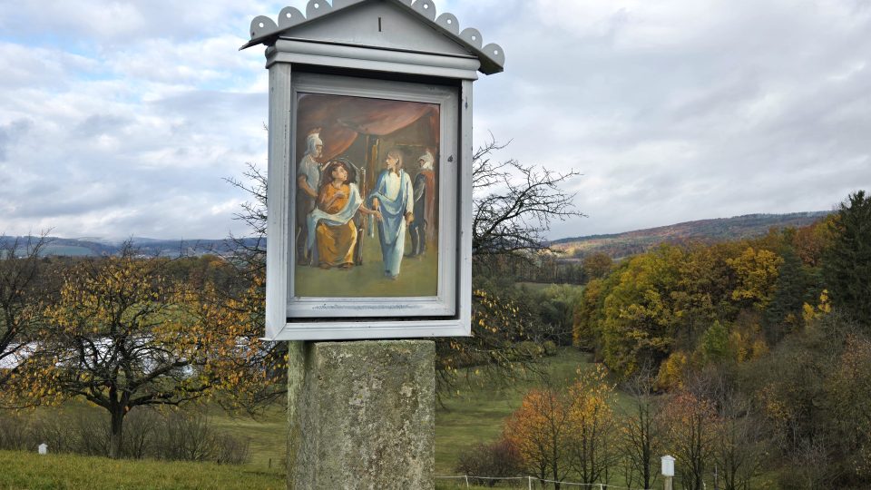 Čtrnáct biblických výjevů namaloval místní umělec a učitel František Koubek