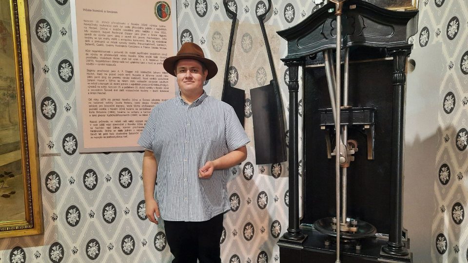 Průvodce Filip Kedroň stojí u nejstaršího dochovaného parního stroje v Česku