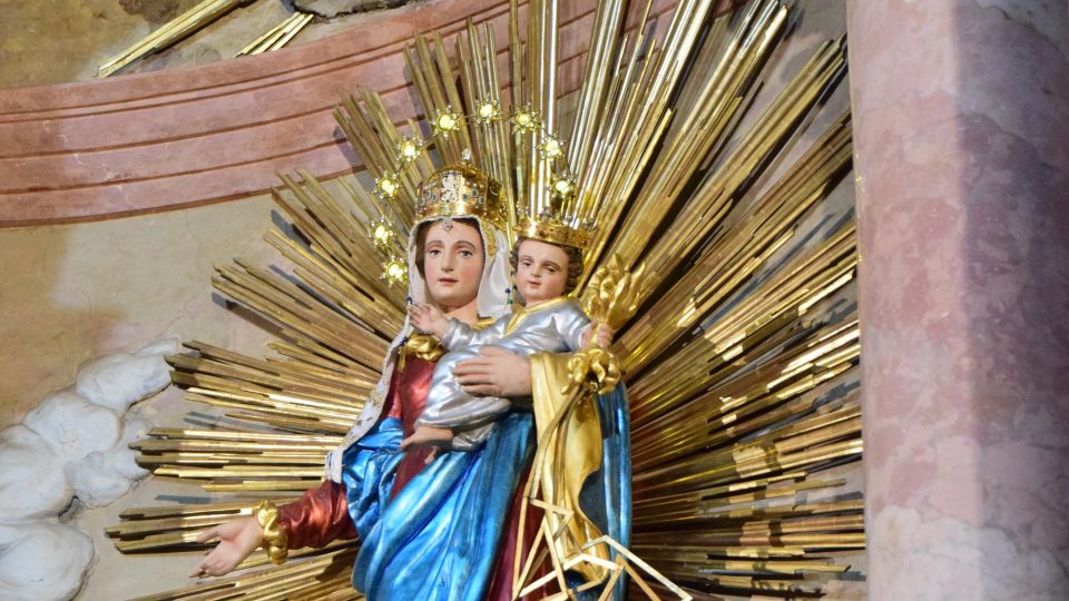 Na Svatém Hostýně vyobrazena Panenka Maria s blesky v ruce