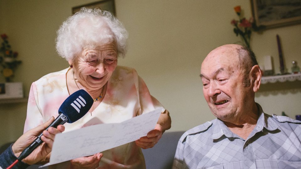 Manželé Jiruškovi čtou dopis od posluchačky, která jim napsala