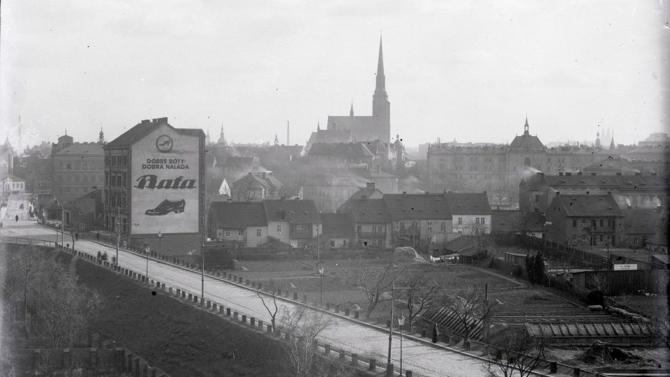 Pohled na Plzeň z ulice Otýlie Beníškové před Roseveltovým mostem. V Pozadí silueta katedrály sv. Bartoloměje