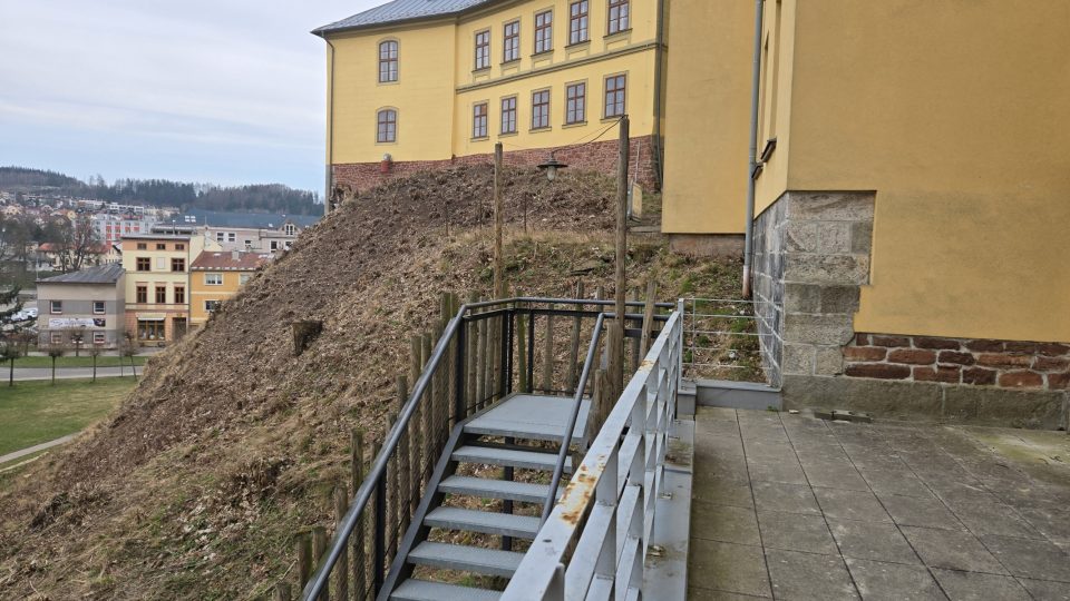 Do Galerie Draka v Trutnově se dostanete i po kovovém schodišti z Hradební ulice | foto: Vladislava Wildová, Český rozhlas Do Galerie Draka v Trutnově se dostanete i po kovovém schodišti z Hradební ulice