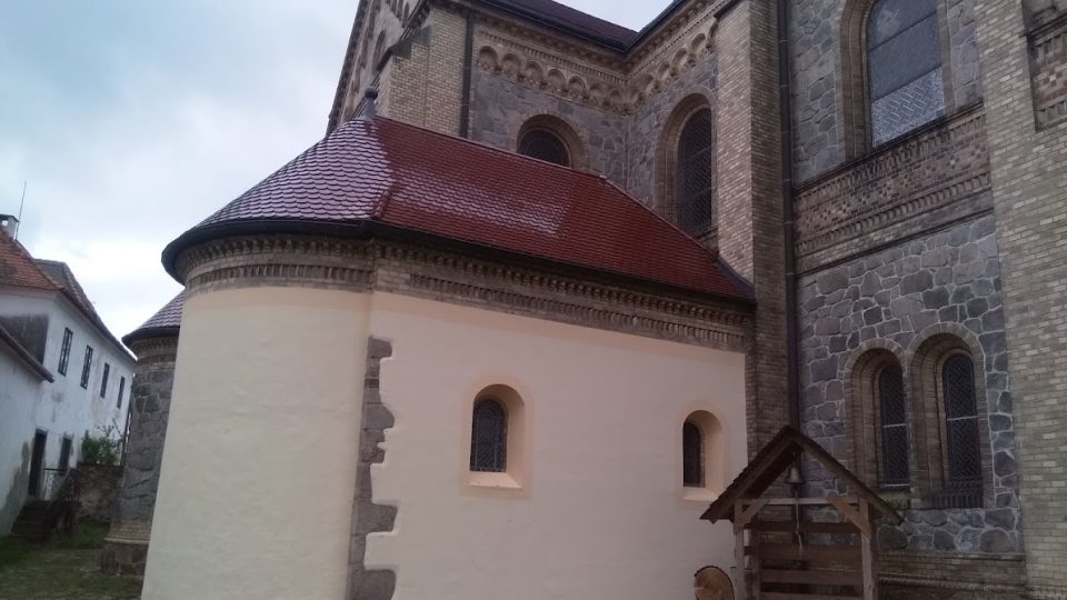 K původní románské kapli byly postupem let přistavené dva kostely, ten novější je svatého Petra a Pavla z roku 1900
