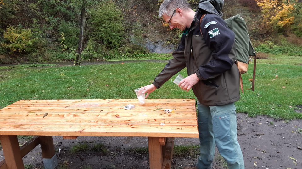 Nepořádek musí ze stolu na piknikovém místě zmizet. Tři metry od stolu je odpadkový koš. Pro některé návštěvníky je to i přesto daleko