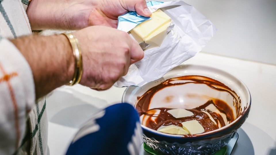 Přidáme na kousky nakrájené máslo | foto: Jana Volková Přidáme na kousky nakrájené máslo