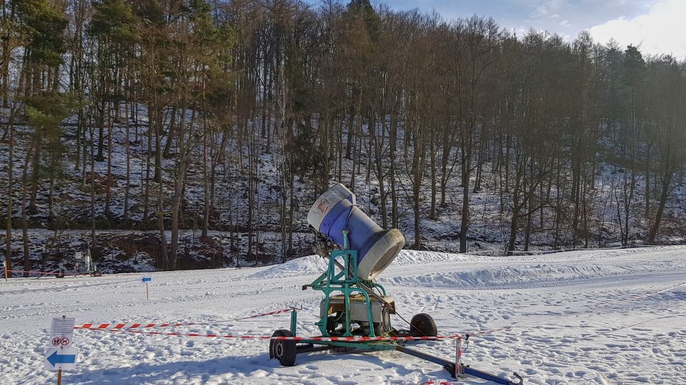 Běžkařský okruh v lesoparku Heulos pomáhají udržovat sněžná děla