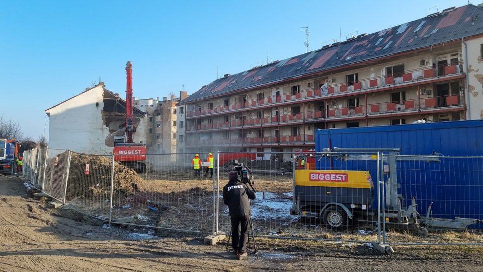 Bourá se pavlačový dům na Jateční i budovy kolem něj