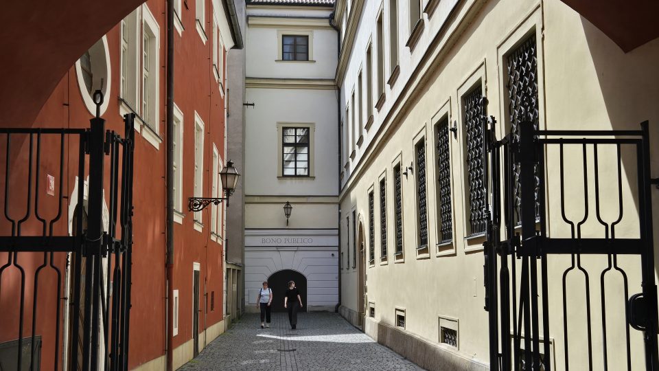 Cesta ke schodišti vede průchodem u Domu U Špuláků | foto: Vladislava Wildová, Český rozhlas Cesta ke schodišti vede průchodem u Domu U Špuláků