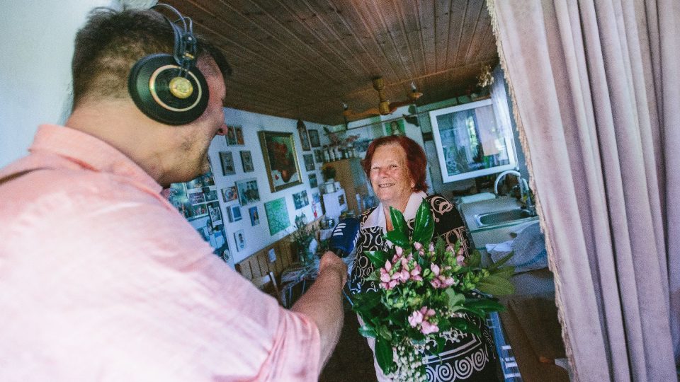 Marie Čebišová vítá náš tým a dostává kytici