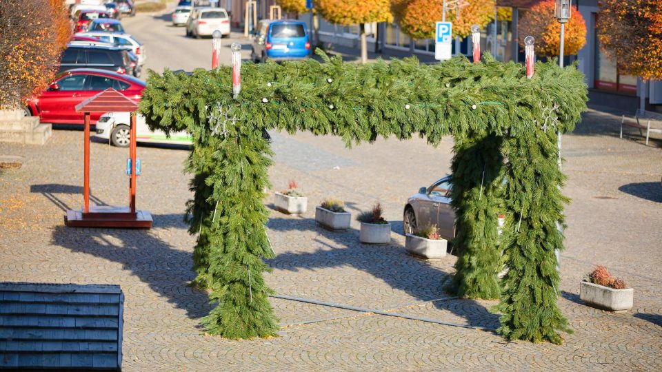 Adventní věnec byl deset let největším v republice. Poté ho překonaly Vémyslice s věncem o průměru 13 metrů