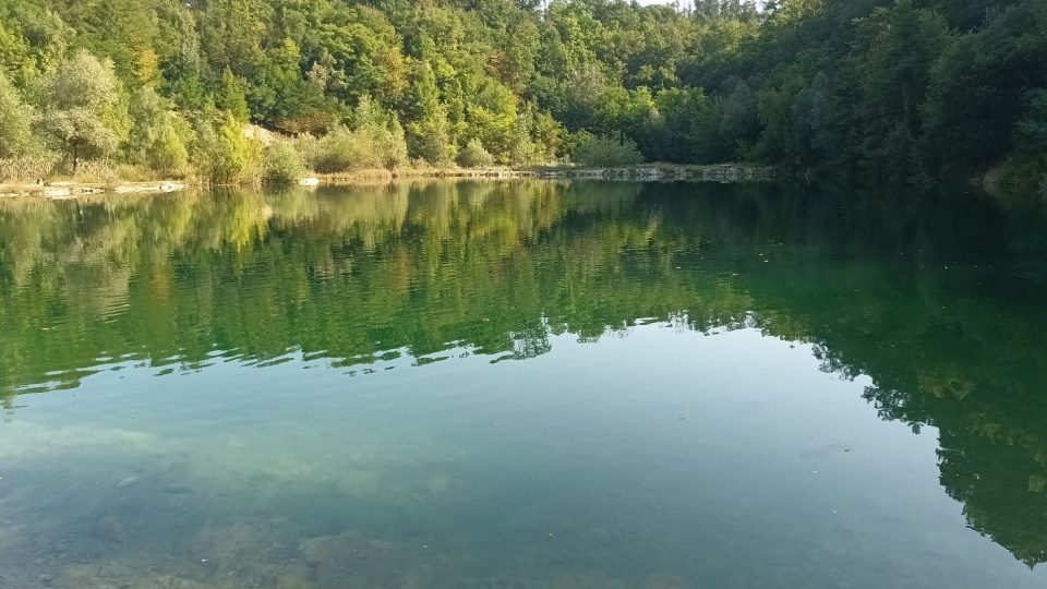 Voda v lomu má barvu smaragdů | foto: Silvie Pospíšilová, Český rozhlas Voda v lomu má barvu smaragdů