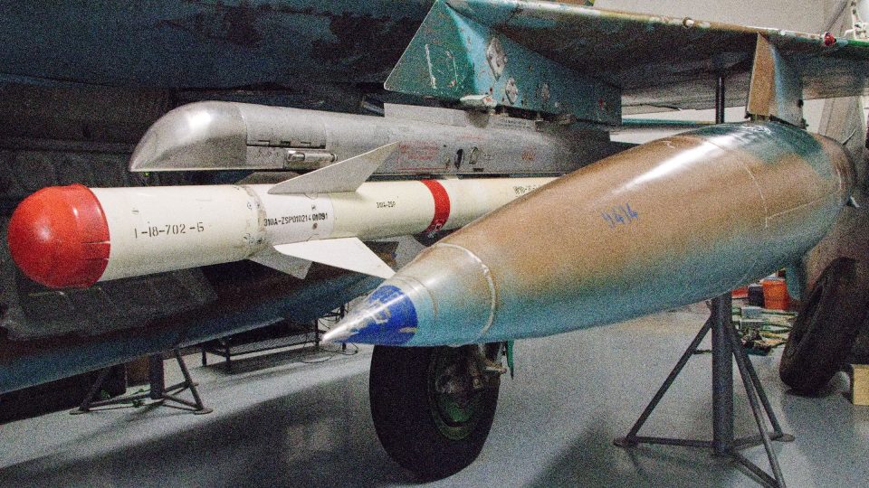 MIG-21. Střela vzduch-vzduch a přídavná nádrž