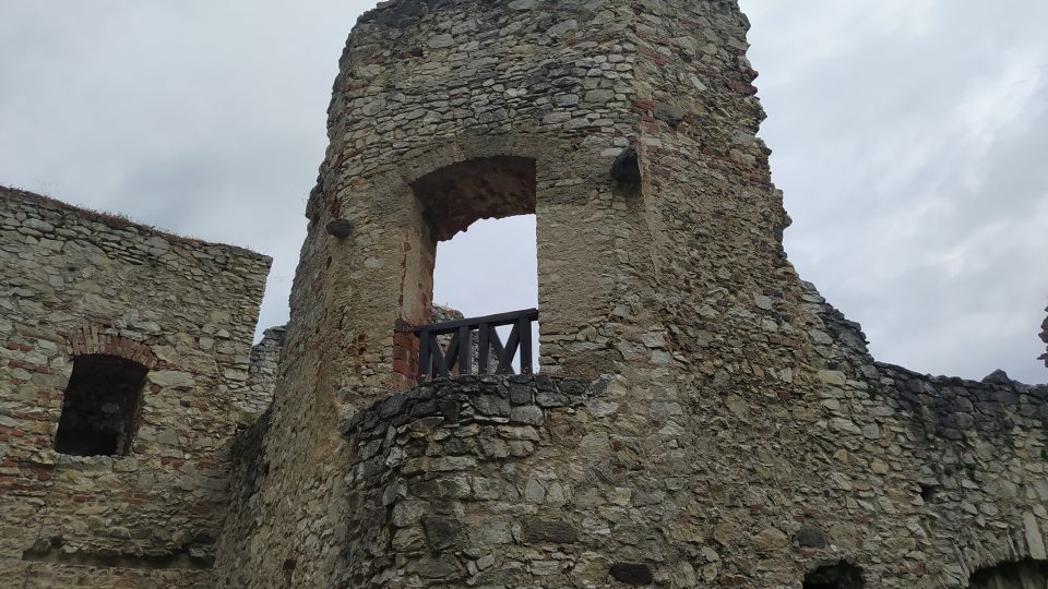 V 18. století hrad vyhořel. Požár ho připravil o střechy i dřevěné části