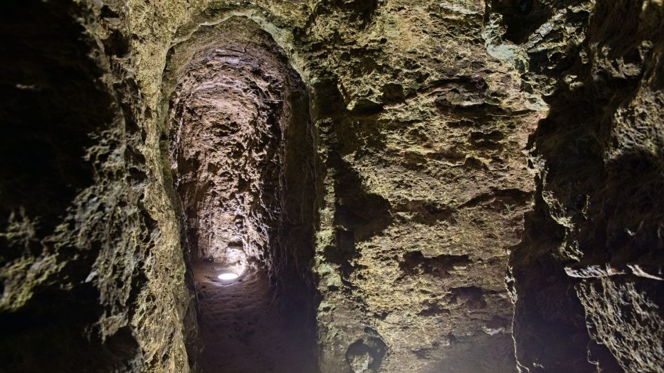 Vedlejší úzká chodbička propojuje tři kruhové místnosti