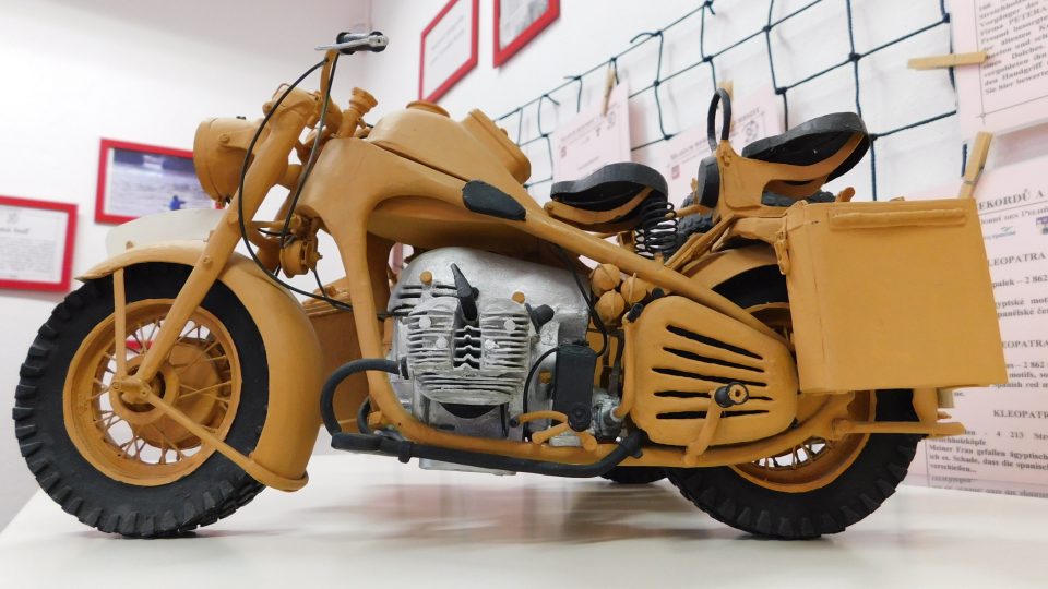 Model motorky z papíru