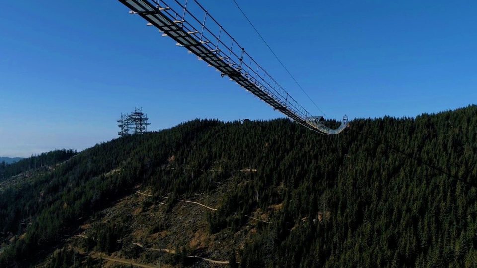 Pohled na Sky Bridge 721 ve směru od kopce Chlum