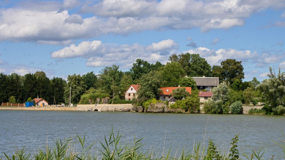 U hráze Holanského rybníku stával hrad Rybnov