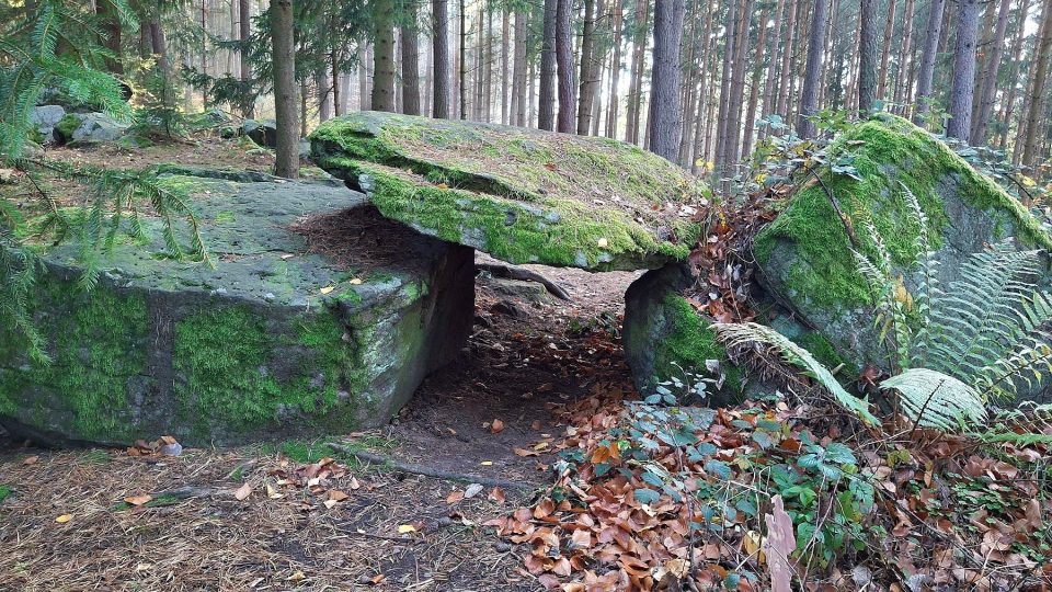Průhled pod dolmenem je orientovaný směrem východ-západ