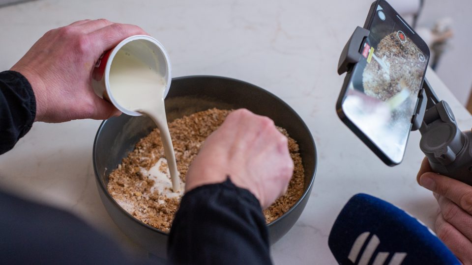 Smetanu pomalu přilíváme ke směsi ořechů, cukru a skořice