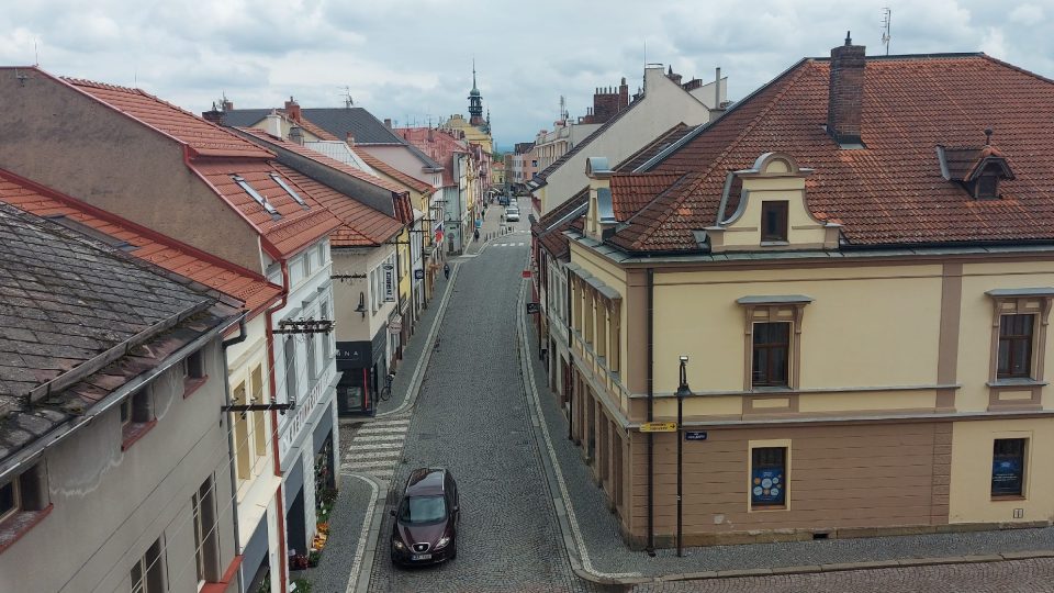 Pohled ze spojovacího můstku mezi věžemi směrem na vysokomýtské náměstí