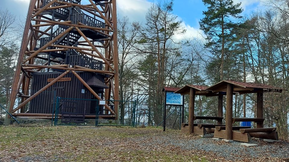 Přímo pod rozhlednou jsou pohodlná turistická odpočívadla a mapa okolí