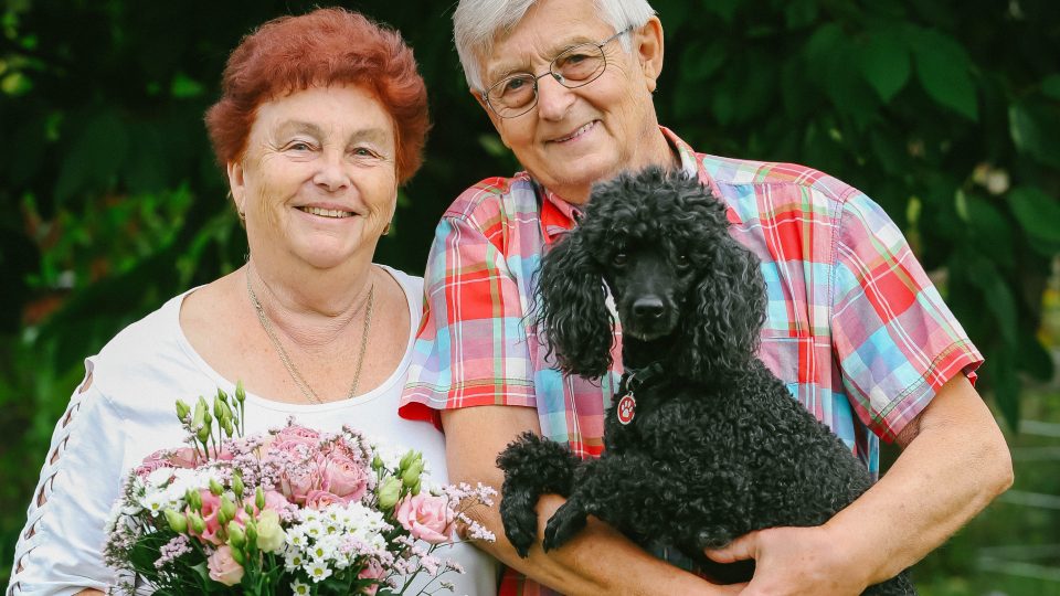Manželé Bělohlávkovi a jejich desetiletý pudl | foto: Jana Volková Manželé Bělohlávkovi a jejich desetiletý pudl