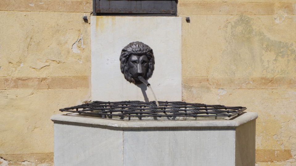 Kašna u vchodu do zámku