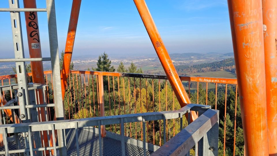 Na vyhlídku kbílské rozhledny musíte vyšlapat 150 schodů