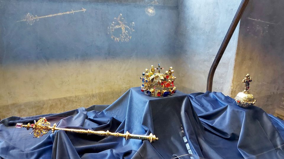 Kopie korunovačních klenotů v sále Sněmovny, v původní Gočárově vitríně