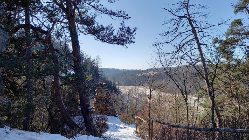 Jedna z možných cest na Libštejn se táhne ve strmém svahu