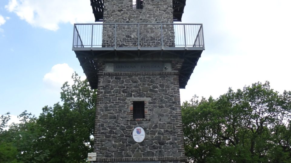 Časem povyrostly okolní stromy, a tak se rozhledna dočkala nástavby